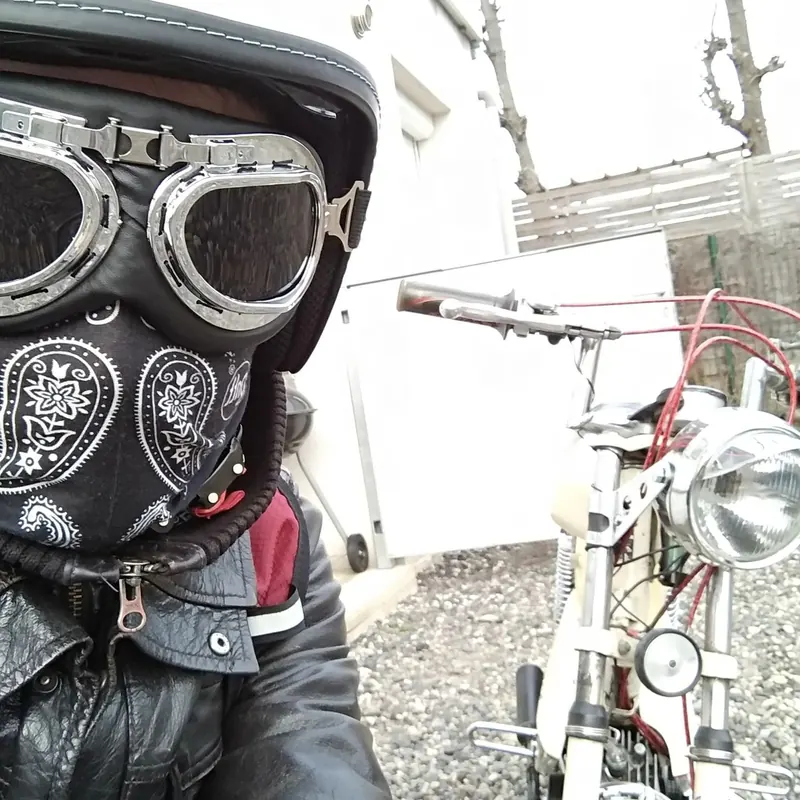 Casque, lunettes d'aviateur et bandana, la GT10 en arrière-plan