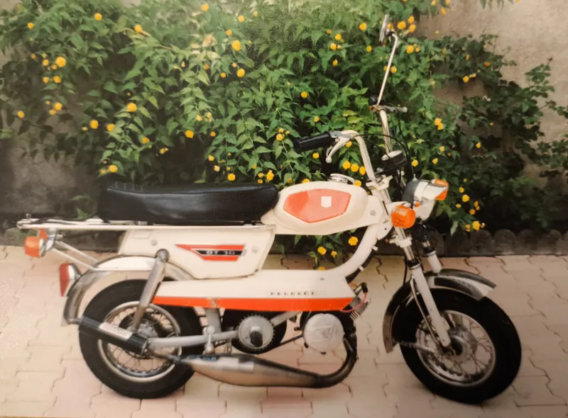 Sortie de la cave, avec son décor orange et ses clignotants