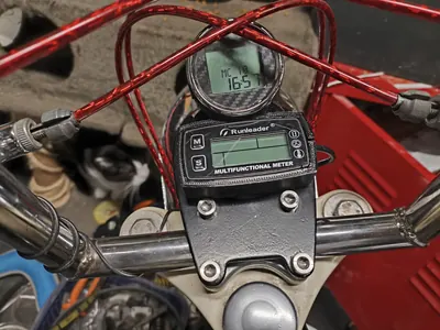 Le Runleader allumé, sous le compteur rond