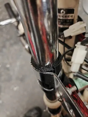 L'adaptateur de support de phare sur le tube de fourche