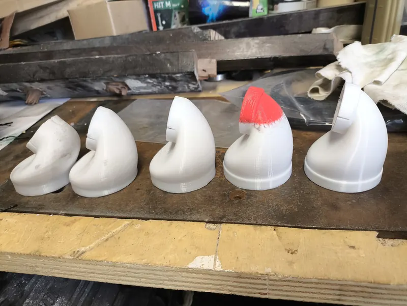 Cinq prototypes blancs de boîte à air imprimés en 3D sur l'établi