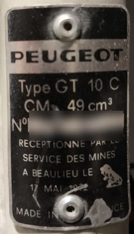 Plaque constructeur Peugeot : Type GT 10 C, 49 cm³, réceptionné par le Service des Mines à Beaulieu. Numéro de série masqué