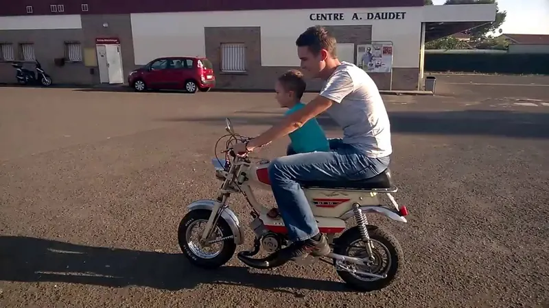 Miniature de la vidéo : Damien et son fils sur la GT10, sur un parking